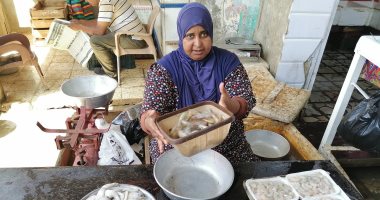 حكاية "أم محمد" أشهر بائعة سمك في سوق الأنصاري بالسويس.. لايف وصور