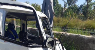 صورة إصابة شخص بسبب حادث انقلاب سيارة ملاكى بطريق الواحات الصحراوى