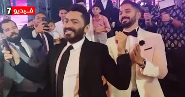تامر حسني يغني ويرقص في حفل زفاف ابن شقيق حميد الشاعري.. فيديو