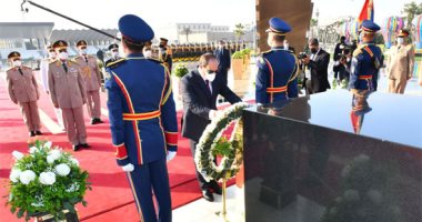 الرئيس السيسى يضع أكاليل الزهور على قبر الجندى المجهول وجمال عبد الناصر والسادات
