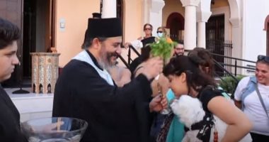 كهنة يباركون كلاب أليفة في قبرص خلال اليوم العالمي للحيوانات.. فيديو