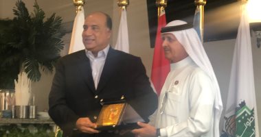 رئيس الاتحاد العربى يكرم محمد مصيلحى فى البطولة العربية للسلة 