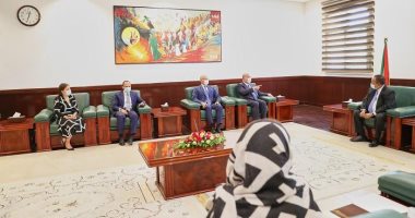 "سونا": رئيس وزراء السودان يبحث مع المصرية القابضة الاستثمار فى النفط والطاقة