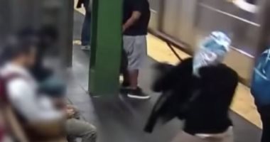 كاميرا مراقبة ترصد لحظة دفع سيدة أمام قطار بمحطة مترو "تايمز سكوير".. فيديو
