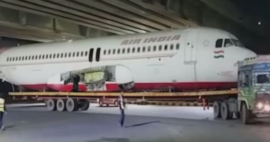لقطات لطائرة هندية عالقة تحت جسر للمشاة أثناء نقلها من مطار نيودلهى.. فيديو