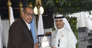 رؤوف عبدالقادر يتبادل الدروع مع «مصيلحي» و«القرقاوي» في البطولة العربية للسلة