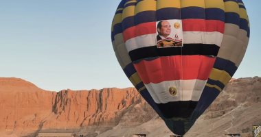 البالون الطائر بالأقصر يحلق بعلم مصر وصور الرئيس من أمام معبد "حتشبسوت"