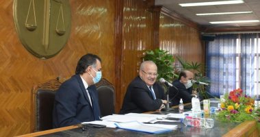 رئيس جامعة القاهرة يشدد على الانتهاء من إعداد كل مقررات الفصل الأول إلكترونيا