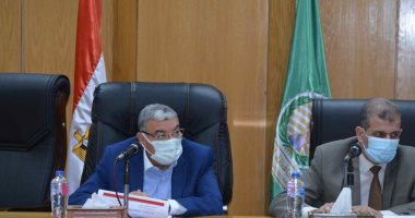 محافظ المنيا يتابع الموقف التنفيذى للمشروعات المنفذة بوحدة تطوير المناطق العشوائية