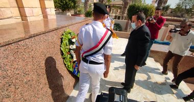 محافظ شمال سيناء يضع أكليل الزهور على النصب التذكارى للجندى المجهول