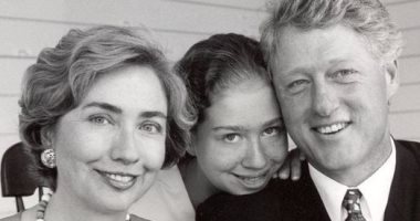 هيلاري كلينتون تستعيد ذكرياتها من أيام الشباب بصورة مع زوجها وابنتهما