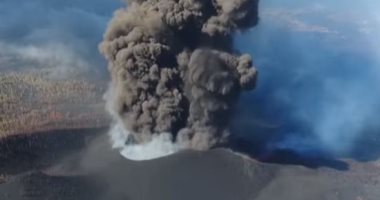 دخان بركان لا بالما يجبر مطار الجزيرة الإسبانية على الإغلاق مجددا.. فيديو