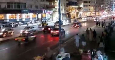 عشاق شواطئ الإسكندرية يودعونها فى آخر المصيف قبل بدء المدارس.. فيديو