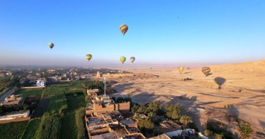 رحلات البالون الطائر بالأقصر تحتفل بذكرى نصر أكتوبر وتحلق بعلم مصر فى الأقصر