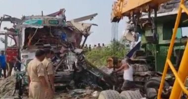 بسبب "بهايم".. حادث مروع بين شاحنة وأتوبيس فى الهند.. فيديو