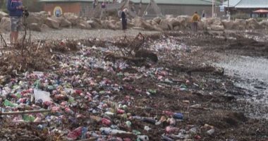 النفايات تغطي شواطئ مارسيليا بعد فيضانات اجتاحت المدينة.. فيديو