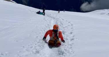 أول شخص فى العالم.. روسى "بدون قدمين" يتسلق ثانى أعلى قمة جبلية.. فيديو وصور