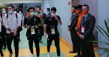 منتخب مصر .. أحاديث جانبية بين طارق حامد وزيزو و رمضان صبحى "فيديو"