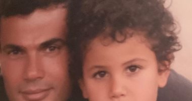 نوستالجيا.. عبد الله عمرو دياب يستعيد ذكريات طفولته بصورة مع والده الهضبة