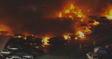 لحظة اندلاع حريق هائل التهم عشرات السيارات فى ساحة مزاد بالولايات المتحدة..فيديو