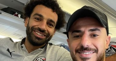 محمود الونش برفقة محمد صلاح على طائرة الفراعنة قبل السفر إلى ليبيا
