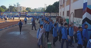 طلاب أسيوط يتوجهون للفصول على أنغام الأناشيد الوطنية فى أول أيام دراسة.. لايف