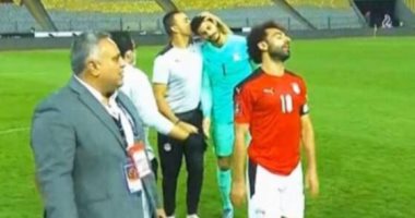 الحضري يُقبل راس الشناوى بعد الفوز على ليبيا.. صورة