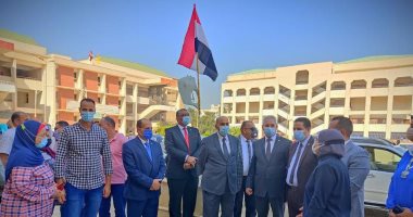 رئيس جامعة المنيا يشارك الطلاب تحية العلم والنشيد الوطنى فى أول يوم دراسى
