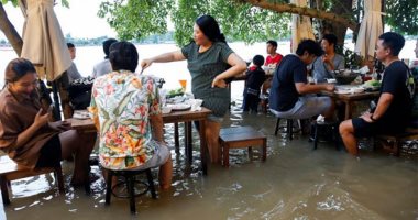 العشاء على نغمات الفيضان.. المطعم الغارق فى تايلاند يخطف الأنظار رغم المخاطر