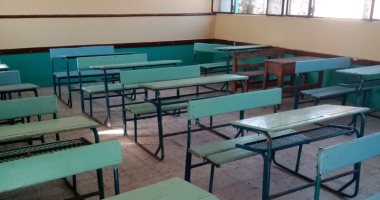 تعليم القليوبية: فرش فصل مدرسة المثلث بالخانكة بعد جلوس الطلاب على الأرض