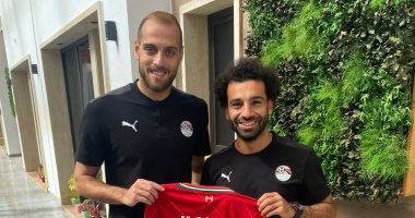 محمد صلاح يهدي قميصه لبسام حارس مرمى الطلائع.. صورة