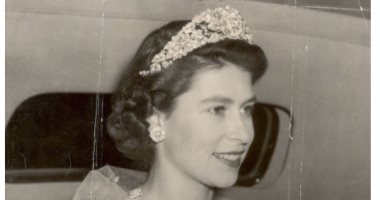 الملكة إليزابيث تختار بروش الوردة الماسية فى آخر ظهور لها.. اعرف القصة