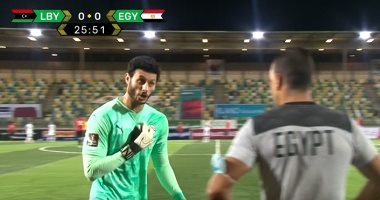 محمد الشناوى يخرج مصابا ويوجه رسالة للحضرى فى مباراة مصر وليبيا.. فيديو