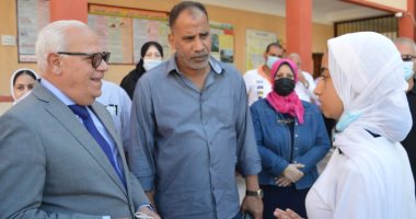 محافظ بورسعيد يتابع سير العملية التعليمية بالمدارس.. ويستجيب لشكوى مواطنة