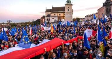 آلاف البولنديين يتظاهرون للمطالبة ببقاء بلادهم فى الاتحاد الأوروبى