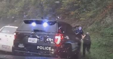 شرطى أمريكى ينقذ زميلته من الموت قبل دهسها تحت عجلات سيارة "فيديو"