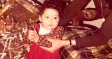 سيرين عبد النور تسترجع ذكريات طفولتها بصورة مع والدتها