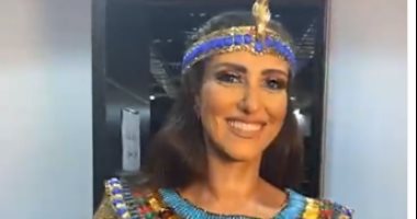 "ملكة مصرية"..حنان مطاوع تتألق بفستان وتاج فرعوني بعرض أزياء في معرض تراثنا