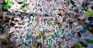 متحف مصنوع من البلاستيك المستعمل فى إندونيسيا للتوعية بتلوث البحار.. صور