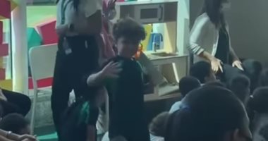 عبد الله السعيد يحتفل بفوز ابنه على بلقب "نجم الأسبوع" فى المدرسة.. فيديو