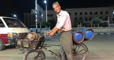 بابتسامة رضا.. عم رمضان 40 عاما يجوب شوارع المنصورة بدراجة لبيع الأنابيب 