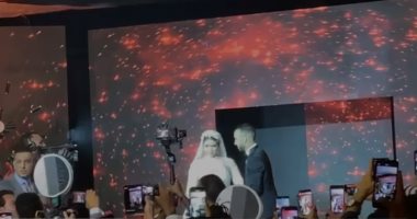 أفشة يصطحب عروسته إلى قاعة حفل الزفاف وسط استقبال حافل من المدعويين "فيديو"