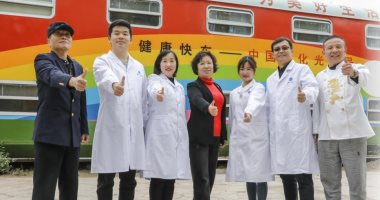 هيلثى إكسبريس.. مستشفى متنقل على شكل قطار يعالج مرضى العيون فى الصين