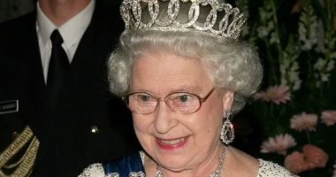 ديلى ميل: الأطباء ينصحون الملكة إليزابيث الثانية بالتوقف عن شرب الكحوليات