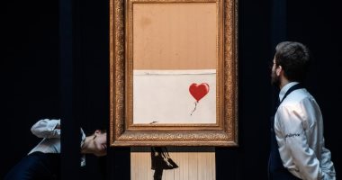 بيع لوحة بانكسى الممزقة الشهيرة بمبلغ 25 مليون دولار فى مزاد بلندن.. صور