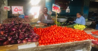 الطماطم بـ6 جنيهات والبطاطس بـ 8.. جولة فى سوق الخضار بالإسماعيلية.. فيديو وصور