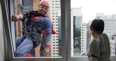 الأبطال الخارقون يتسلقون جدران مستشفى برازيلى للترفيه على أطفال مرضى.. صور