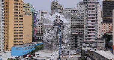 فنان برازيلى يرسم جدارية ضخمة لرجل إطفاء من رماد حرائق غابات الأمازون.. صور