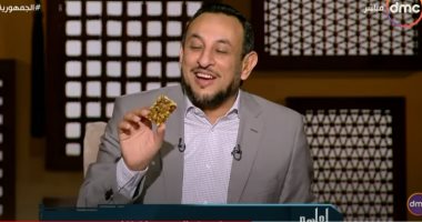 ردا على فتاوى التحريم.. رمضان عبد المعز يظهر بحلوى المولد على الهواء