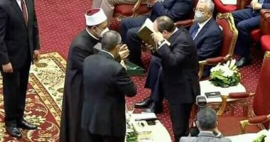 الإمام الأكبر يهدي الرئيس السيسي مصحف الأزهر.. استغرق العمل فيه 20 عامًا